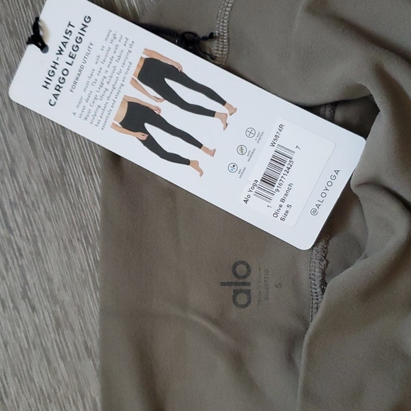 Alo Yoga High-Waist Cargo Legging in Olive - Picture 8 of 8